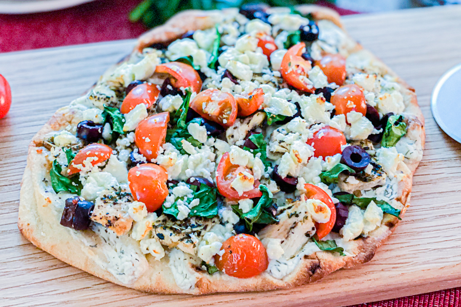 Naan Greek Pizza: Easy Gourmet Flavor with Tzatziki & Feta
